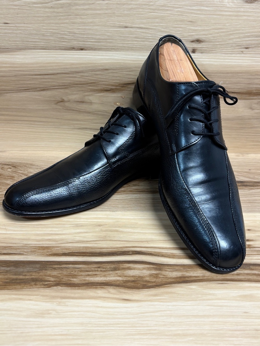 Johnston & Murphy dress shoes featuring smooth and textured leather size 11